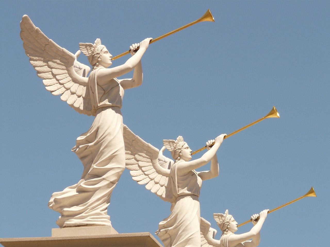 angels playing fanfare trumpets
